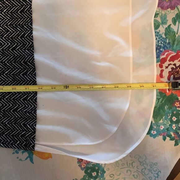 Pit to pit 21 inches the length and shoulder to him is 31.  9/1 - Picture 6 of 8